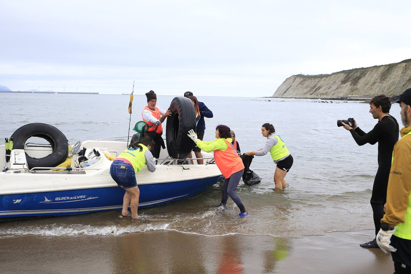 Fotos: Imágenes de la recogida de residuos en la playa de Arrigunaga