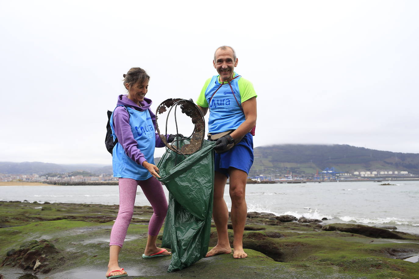 Fotos: Imágenes de la recogida de residuos en la playa de Arrigunaga