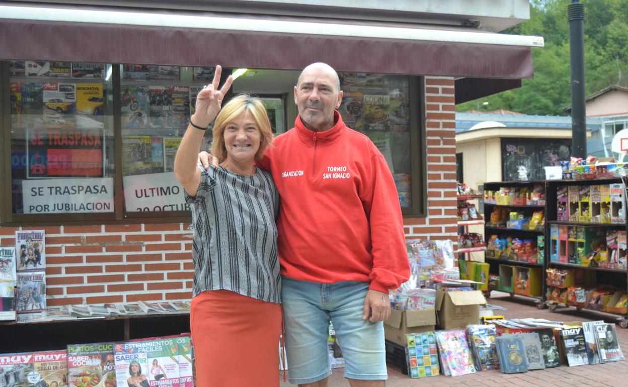 Los hermanos Begoña y Patxi Rivera Martínez posan delante del quiosco de Ugarte antes de echar el cierre.