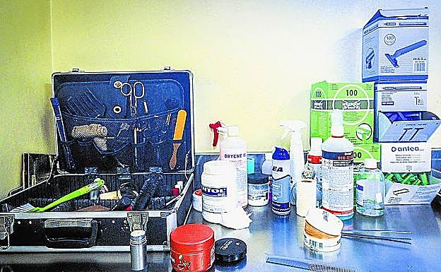 2. Maquillaje, cremas, peines, cuchillas y espuma de afeitar que utilizan los funerarios durante la «preparación» de un finado. 