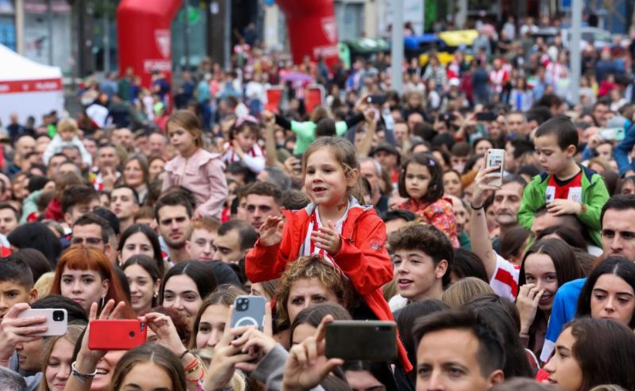 El concierto de Gatibu atrajo a numeroso público a la explanada de La Catedral.