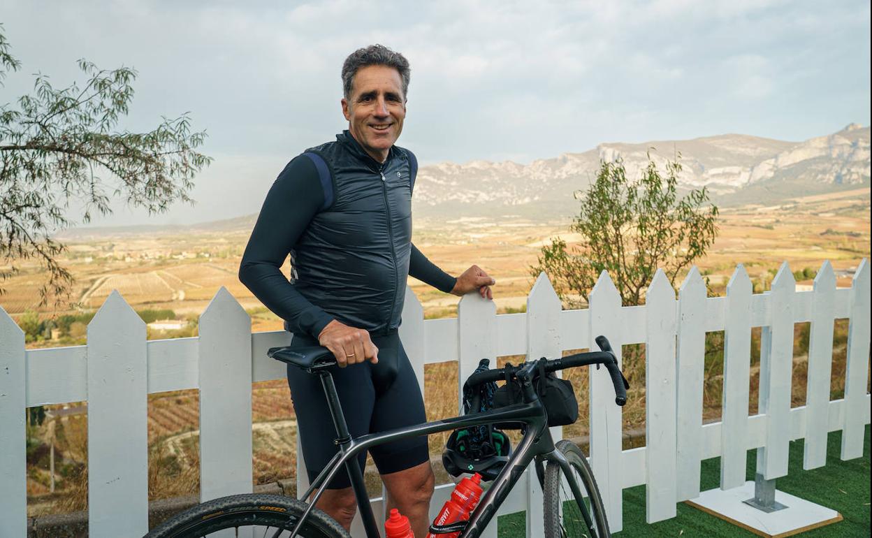 Miguel Induráin posa desde el balcón de la Rioja Alavesa antes del inicio de la marcha.