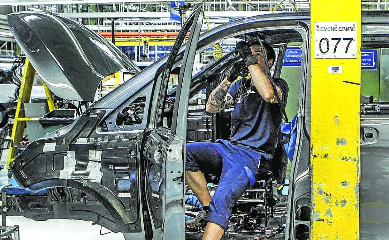 Un empleado trabaja en la factoría de Mercedes en Vitoria. 