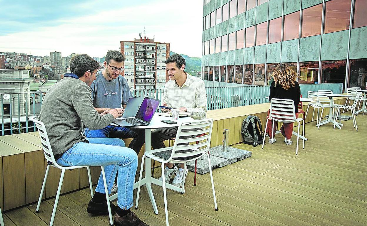 La terraza, a 50 metros de altura, es uno de los atractivos del centro de emprendimiento, «aquí se cierran muchos acuerdos». 