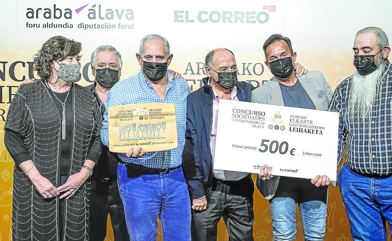 Álvaro Aguayo y Guillermo Bello, de Zabaldegia, (con el cheque y el trofeo) se llevaron el año pasado la máxima puntuación del jurado. 