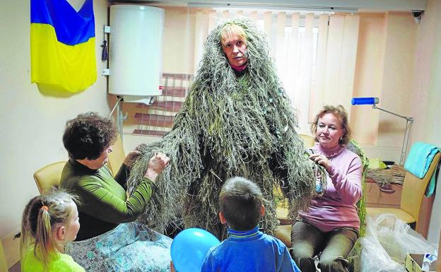 'Ukraine Crisis'. Mujeres ucranianas cosen un traje de camuflaje para los francotiradores. En el 'Centro Novy' de Mariupol, una organización que reúne recursos para los soldados de Ucrania. 