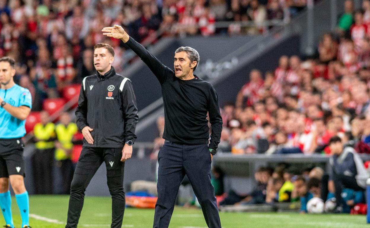 Ernesto Valverde imparte instrucciones durante el partido.