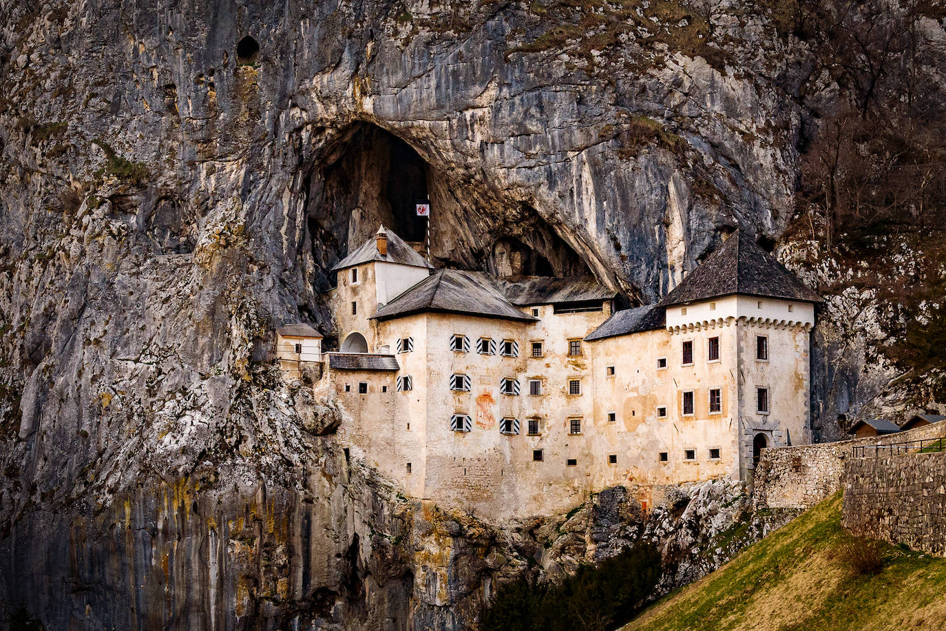 5. Eslovenia (castillo Predjama)