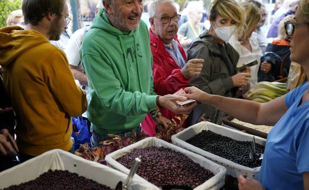 El Último Lunes de Gernika no se salva de la subida de precios: Alubias rojas a 18 euros el kilo; pimientos verdes a casi 2