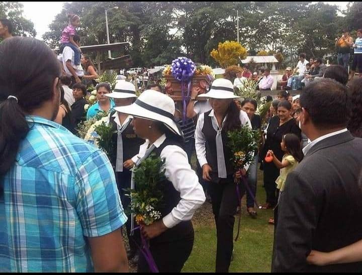 El ataúd se transporta a hombro hasta el propio cementerio. 