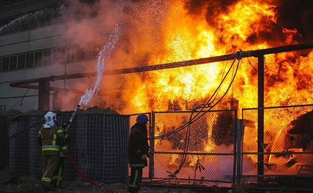 Bomberos apagan las llamas en una central eléctrica en Kiev.