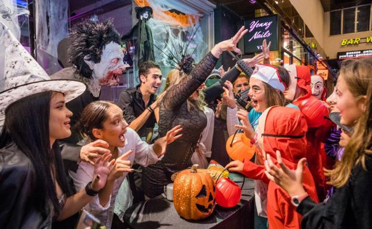 Los chavales recorrieron los comercios de Vitoria al grito de '¿Truco o trato?'.