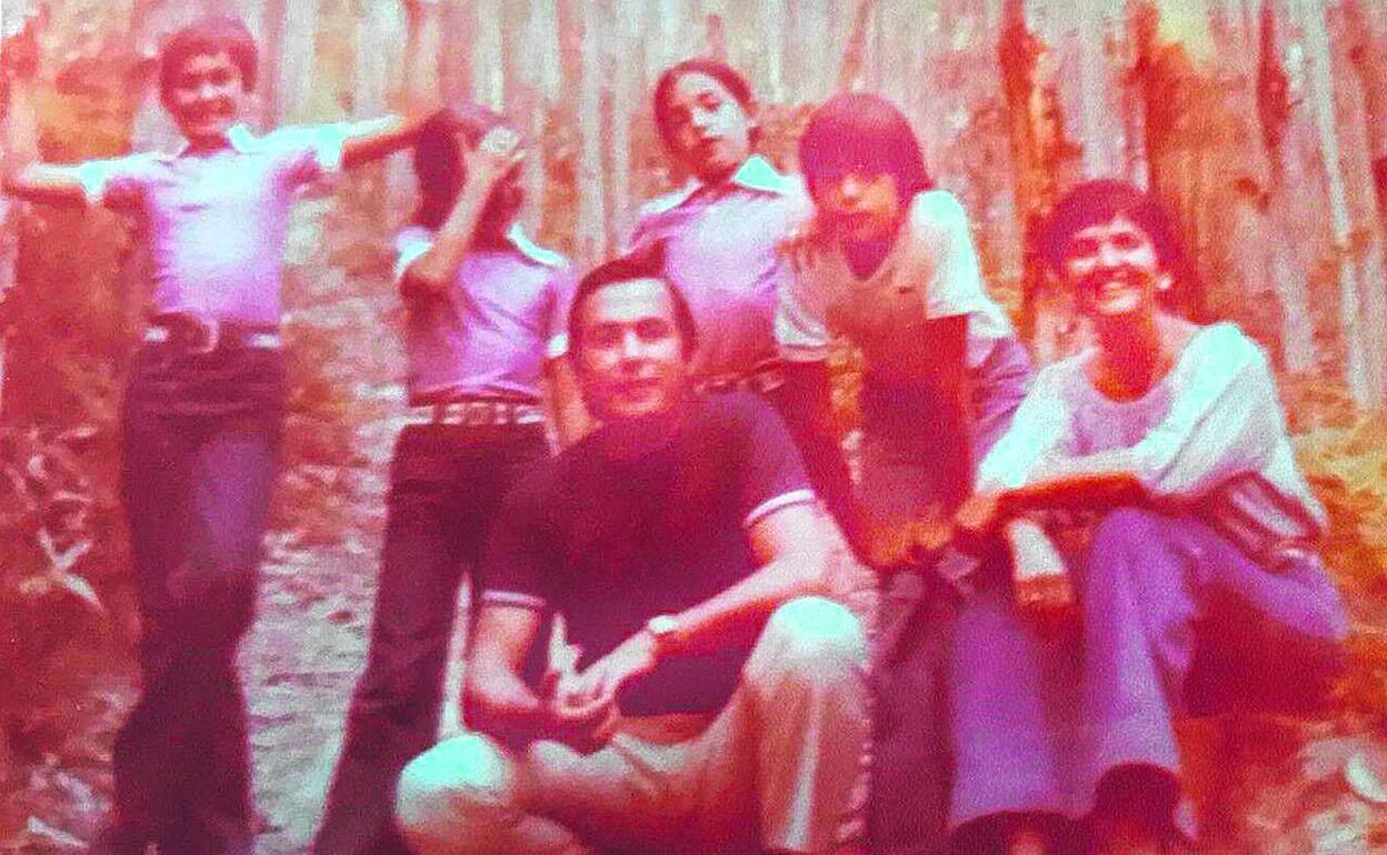 Ángel Pascual, con su mujer y sus hijos. Iñigo Pascual tiene las manos en las rodillas y lleva camiseta blanca. 