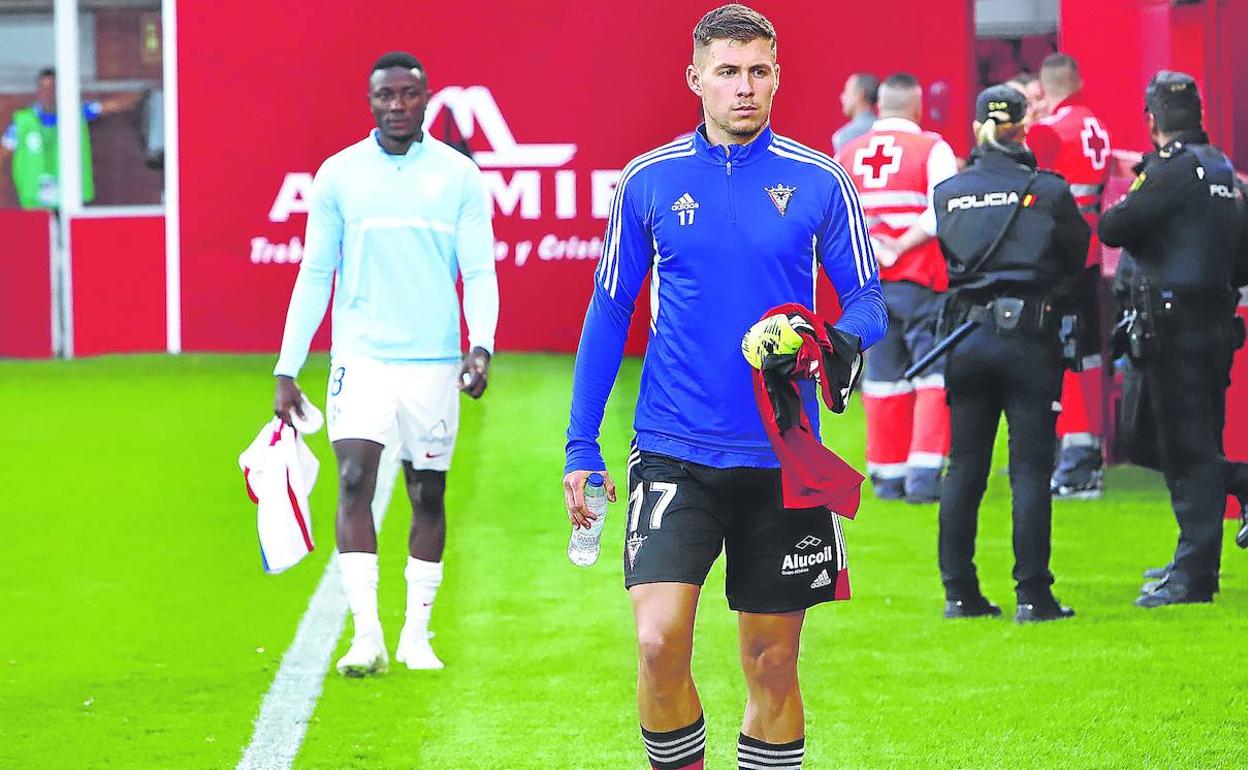 El delantero eslovaco Samuel Mráz es el recambio natural del lesionado Raúl García, pero es duda tras recibir en Lugo un fuerte golpe en el quinto metatarsiano. 