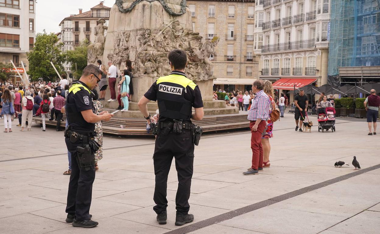 Agentes de la Policía Local, durante una intervención en la plaza de la Virgen Blanca. 