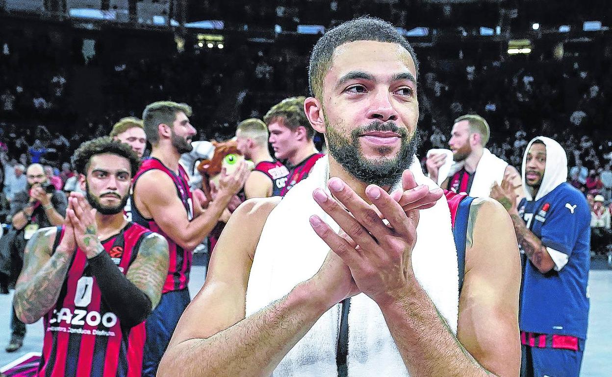 Thompson comanda la respuesta de la plantilla a la aclamación pupular del Buesa al término del encuentro