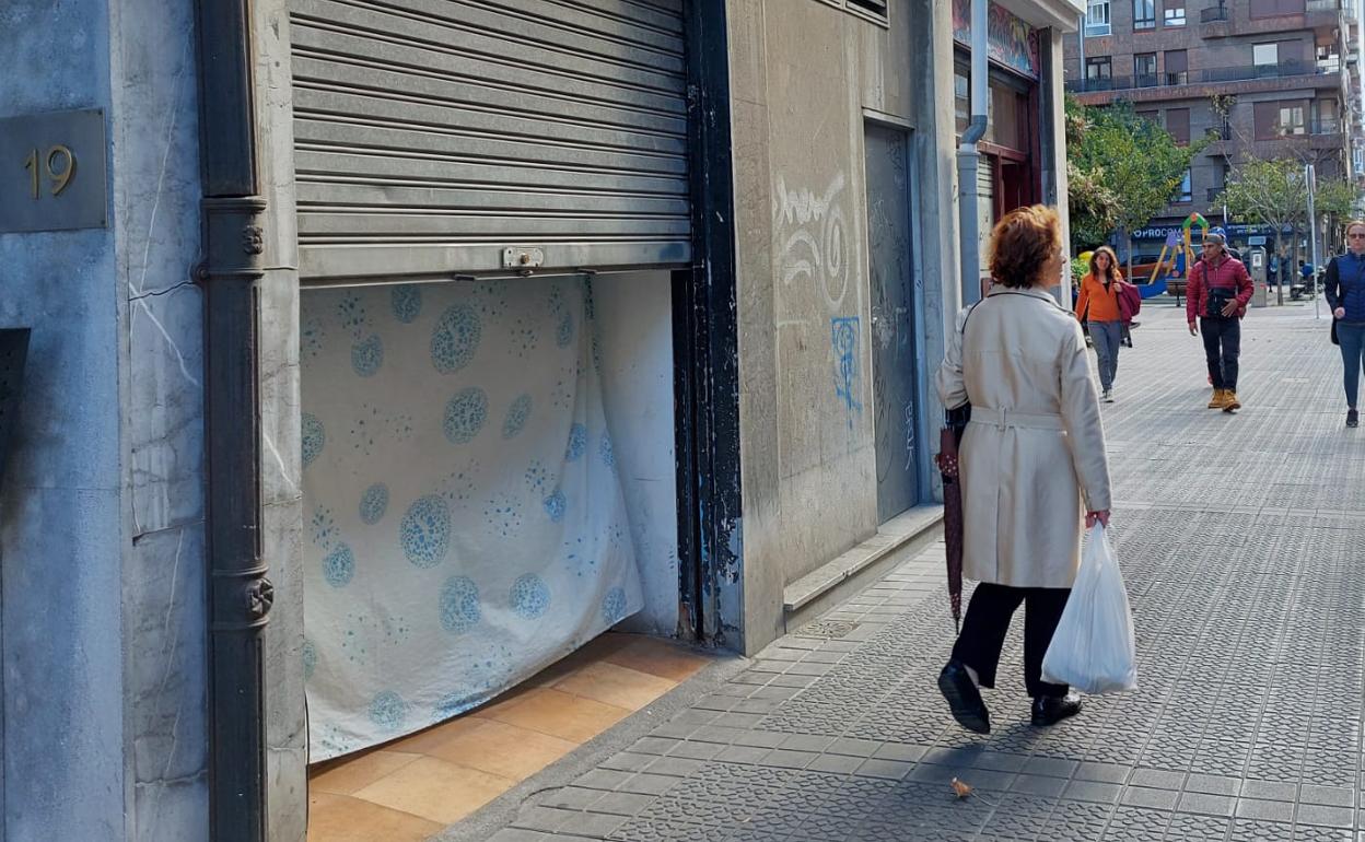 Una lonja juvenil situada en el centro urbano de Romo, con una cortina colocada para no ver el interior.