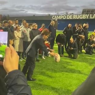 Almeida y su mala puntería: vuelve a dar un balonazo a un fotógrafo