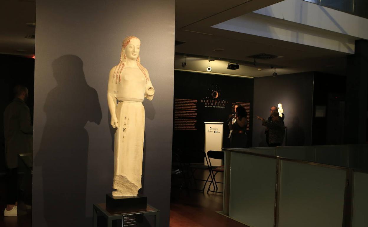 La copia de la Kore del Peplo (del 530 a. C.) muestra restos de policromías. 