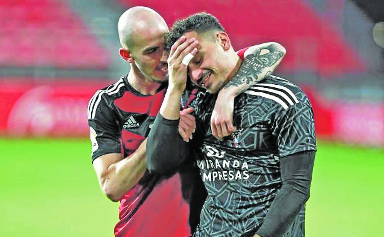 Oriol Rey abraza al portero Alfonso Herrero tras permanecer imbatido en los dos últimos partidos. 