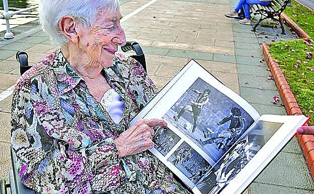 Sara Estévez sonríe mientras observa una foto de Maradona con Urtubi a su lado