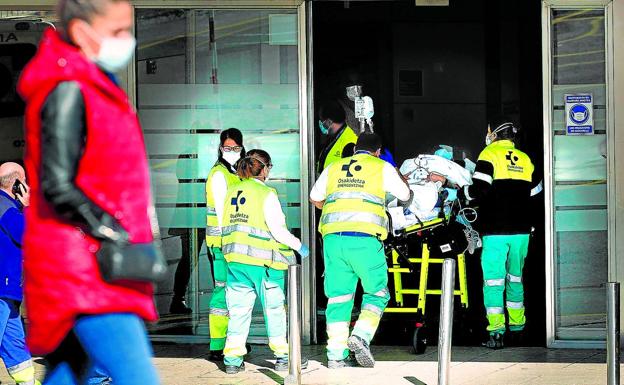 La avalancha de pacientes lleva al límite a las Urgencias de Cruces y Basurto