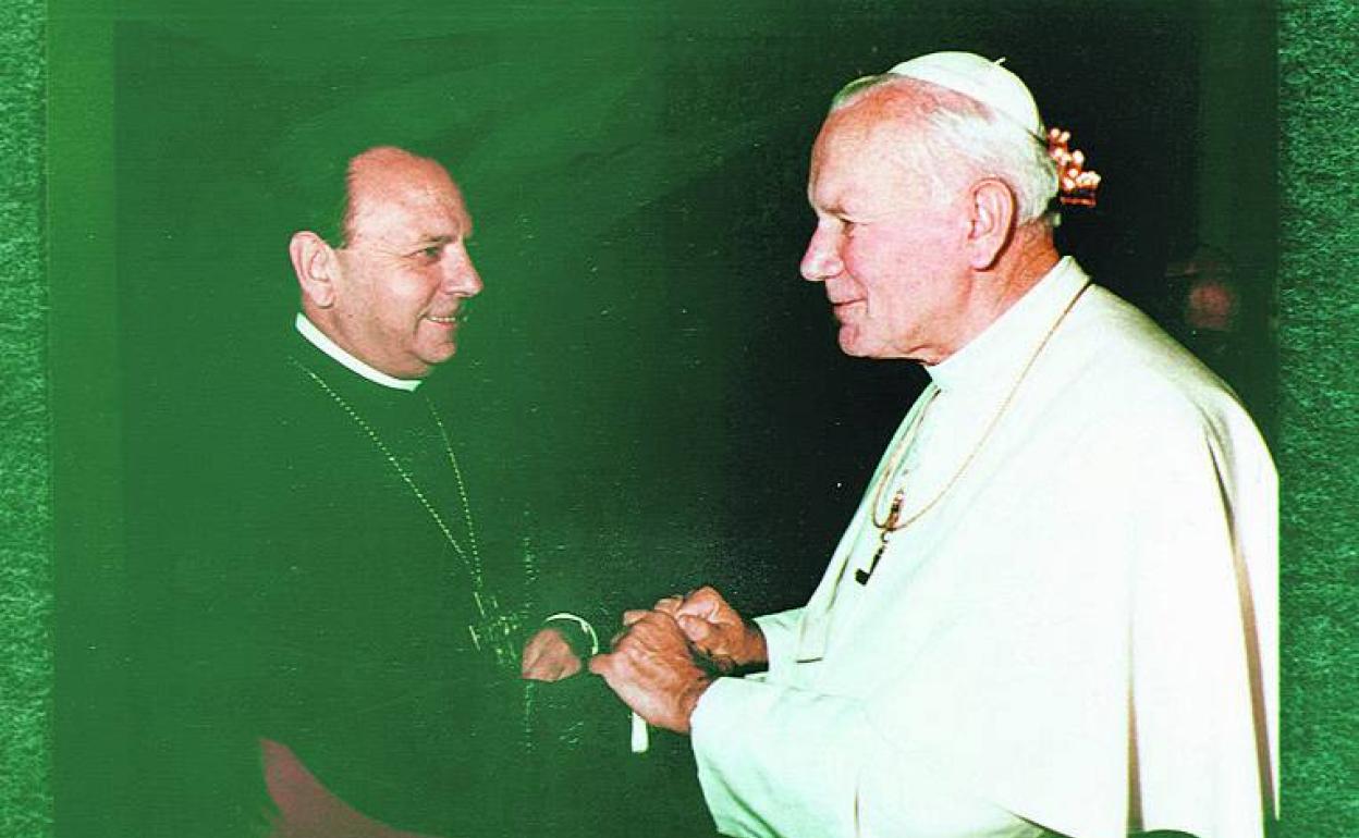 El obispo auxiliar de Bilbao, Juan María Uriarte, saluda a Karol Wojtyla.