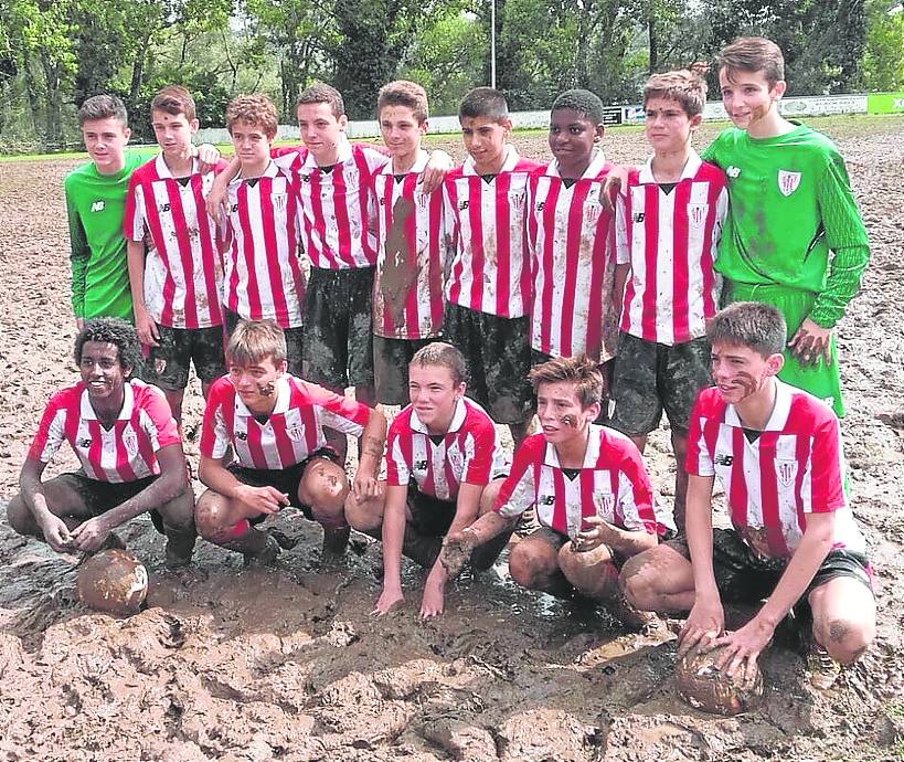 Ander, primero por la derecha, en La Galea con el Athletic. 