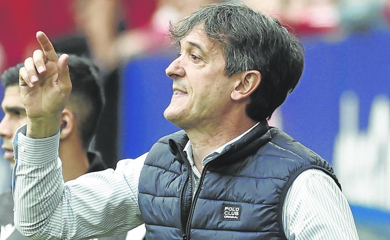 Pacheta da instrucciones a sus futbolistas en un partido de Liga del Valladolid.