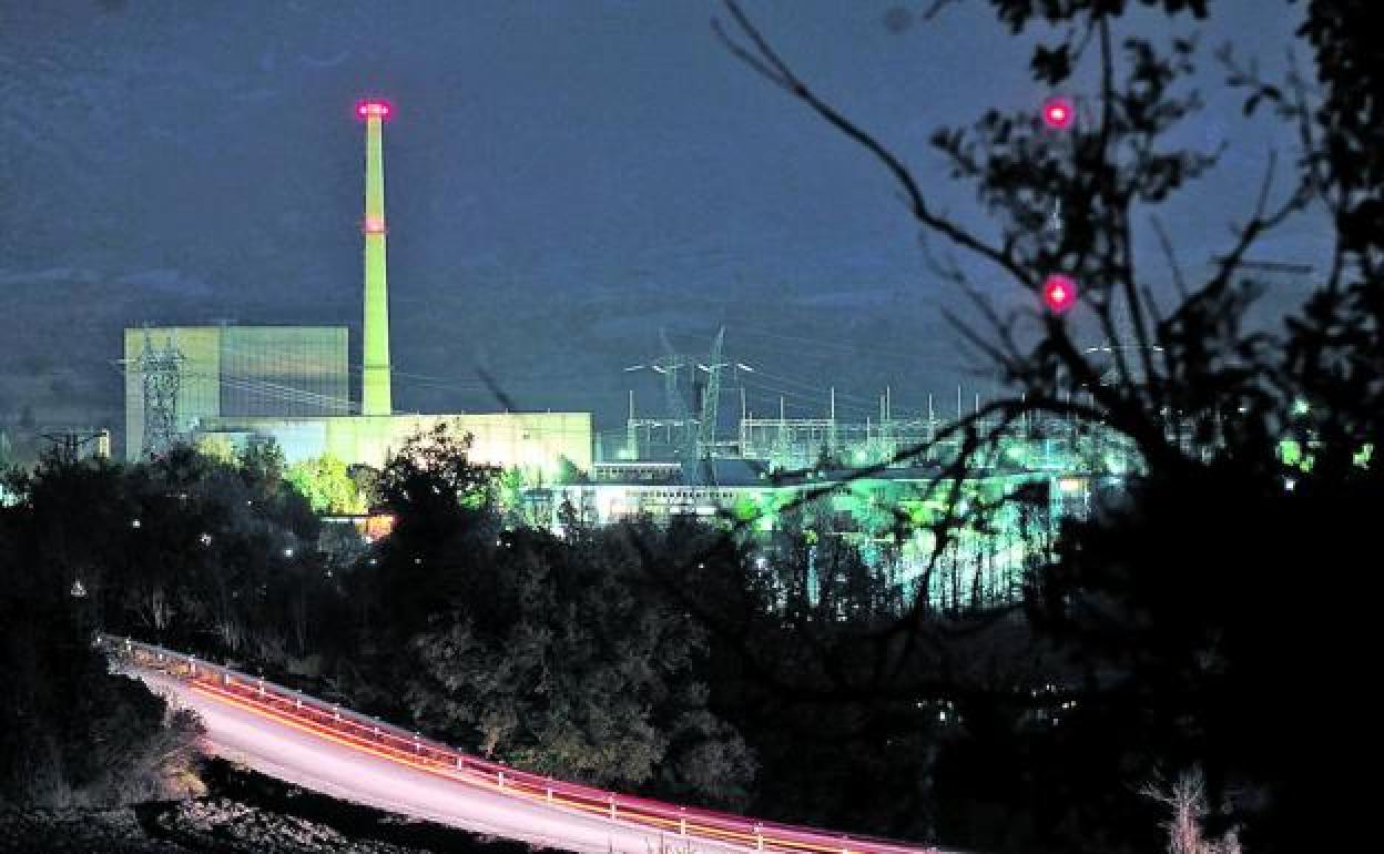 Una década sin actividad. Imagen nocturna de la Central Nuclear de Santa María de Garoña, en el Valle de Tobalina.