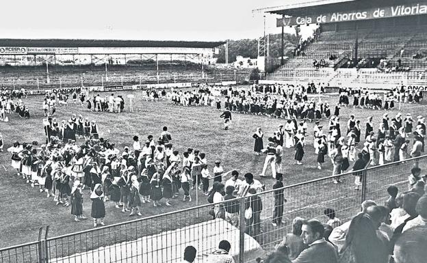 Imagen principal - Arriba, imagen de archivo del estadio de Mendizorroza. Abajo, un despliegue de la Policía Nacional. A su lado, fugoneta de la policía atacada por el 'comando Araba'.