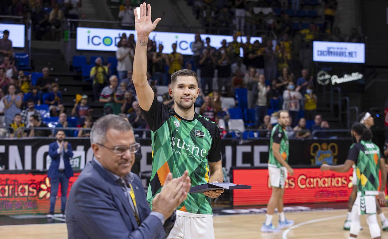 Sulejmanovic ha sido homenajeado este domingo por sus dos años en el Tenerife. 