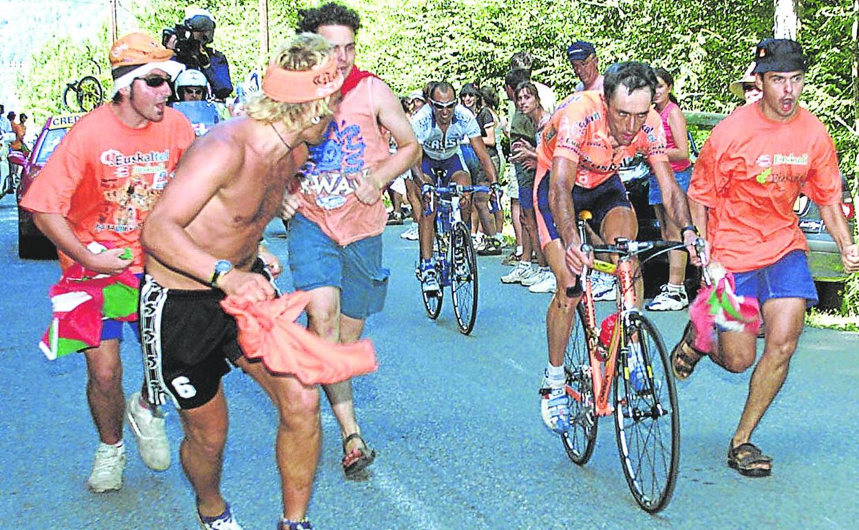 El gran éxito. Roberto Laiseka deja atrás a Wladimir Belli y se encamina hacia el triunfo en Luz Ardiden, en el Tour 2001. 