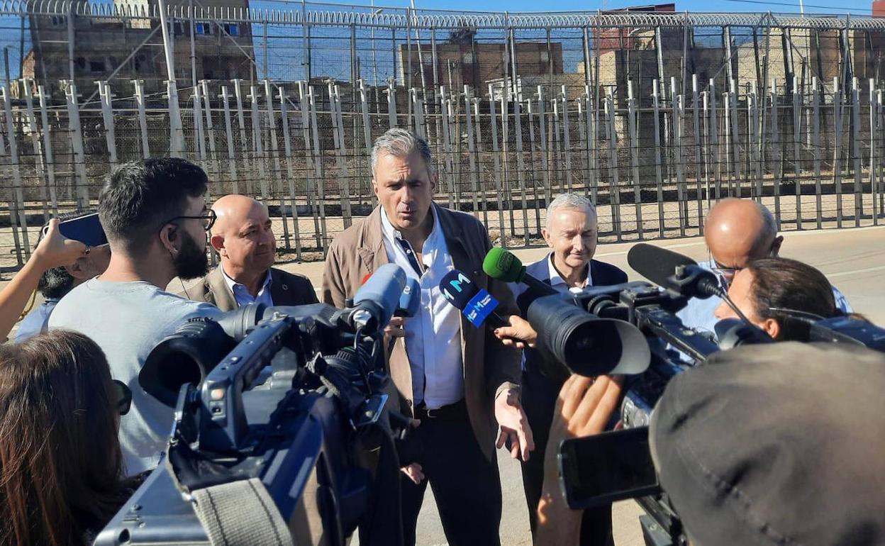 El diputado de Vox, Javier Ortega Smith, este domingo junto a la valla de Melilla.