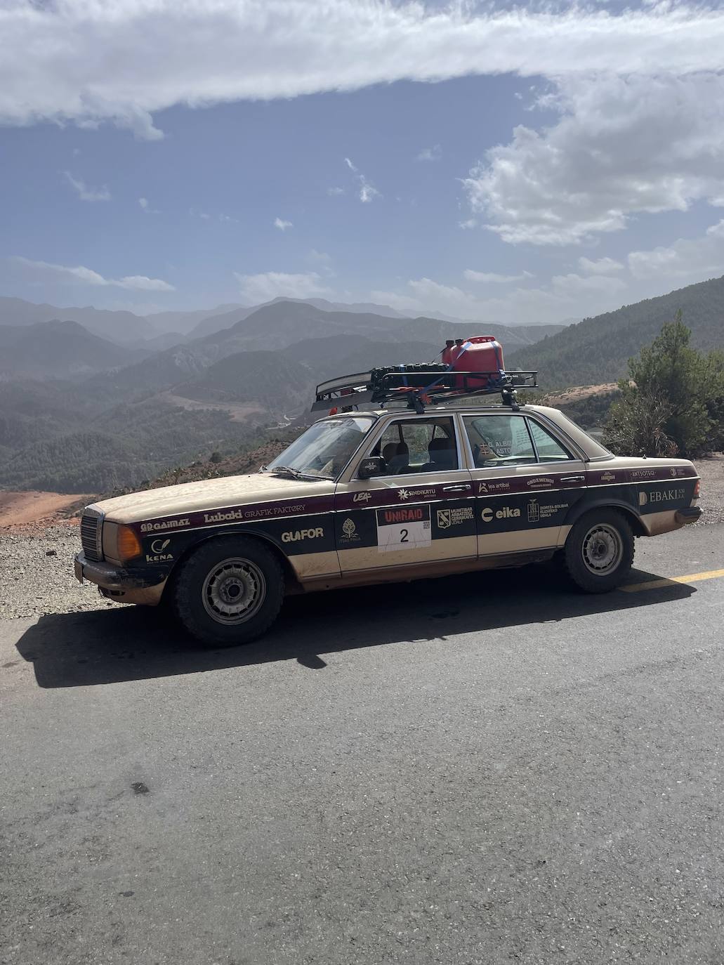 Fotos: De rally solidario por Marruecos con un viejo Mercedes del 78