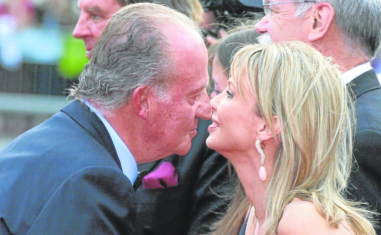 El entonces Rey Juan Carlos I saluda a Corinna durante un acto en Barcelona en 2006. 