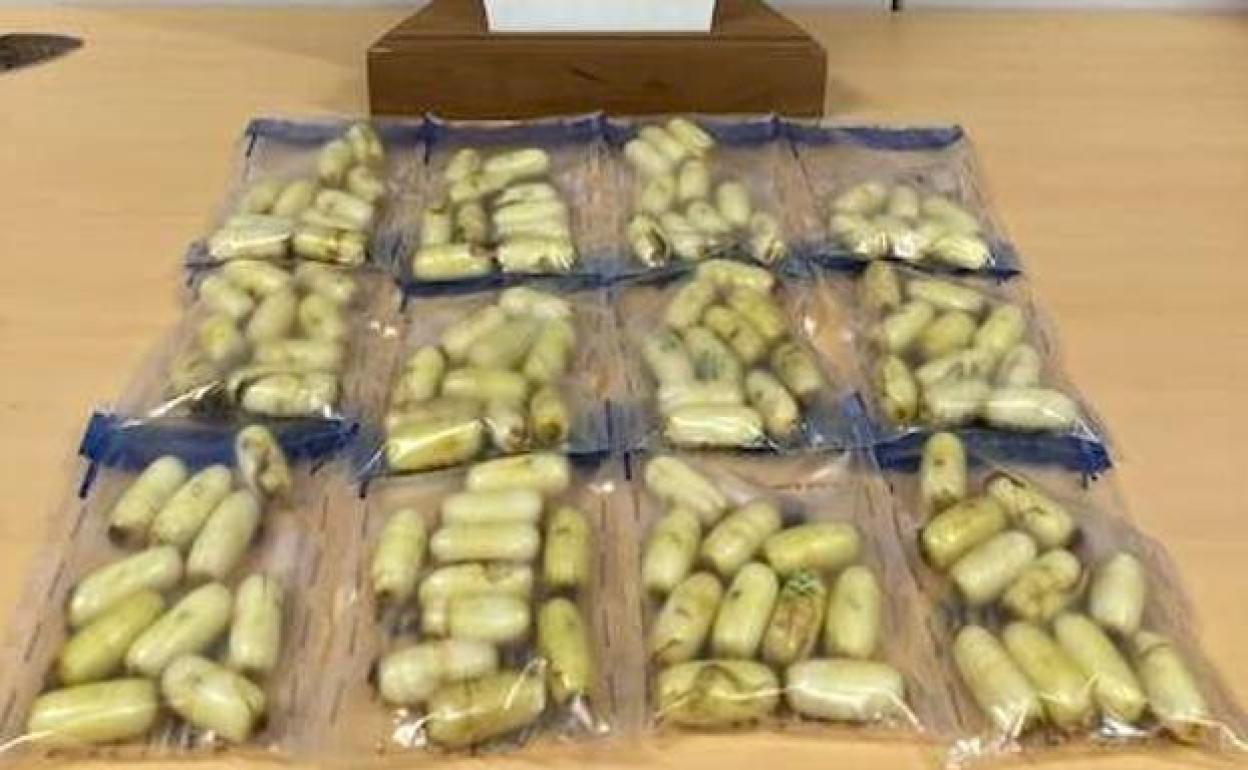 Las 116 bellotas de cocaína extraídas del cuerpo del detenido.