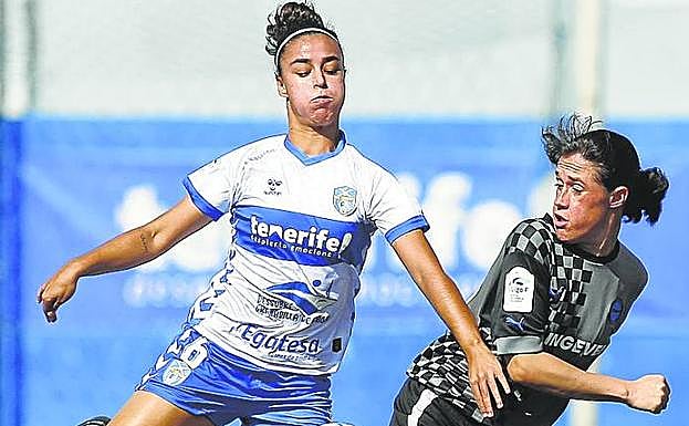 La albiazul Miriam pugna con la local Paola Hernández.