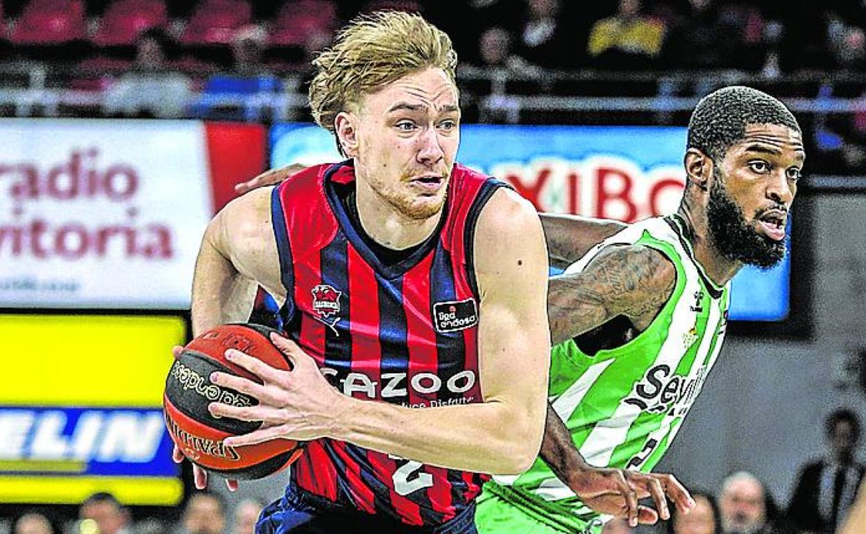 Sander Raieste avanza hacia el aro bético. 