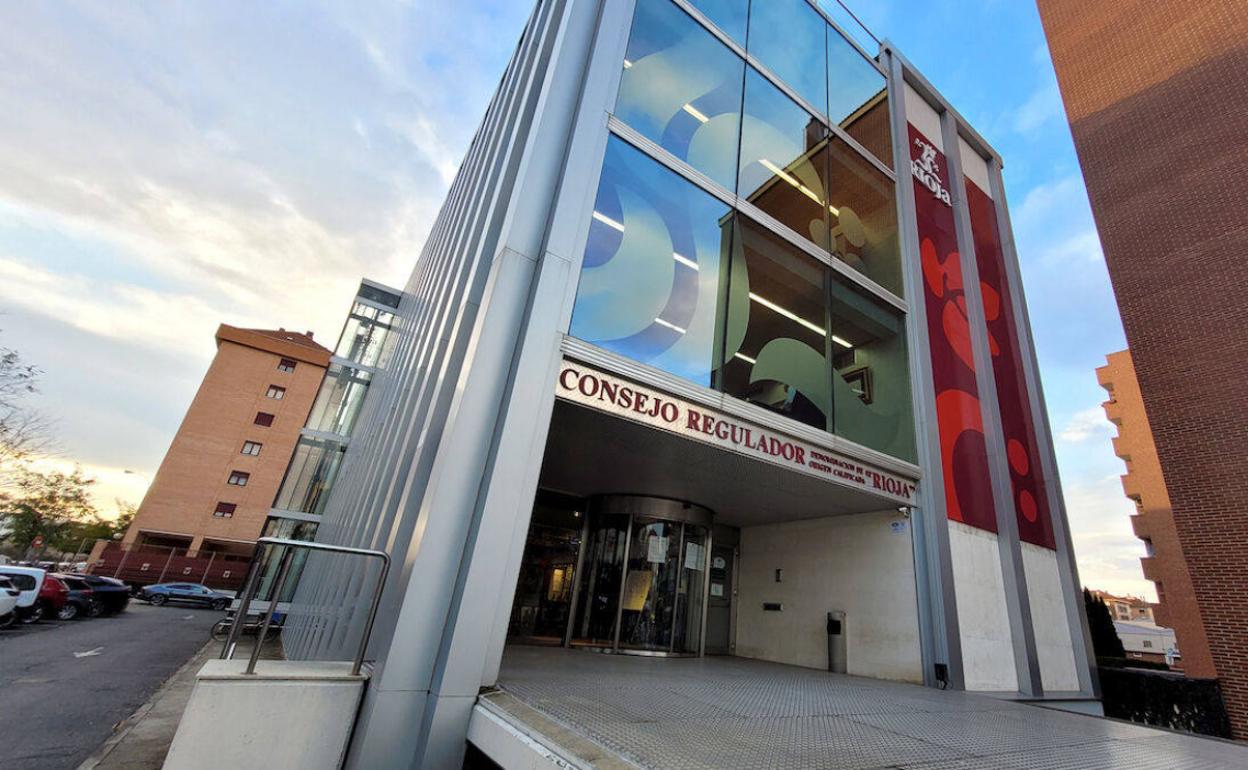 Fachada exterior de la sede del Consejo Regulador de la Denominación de Origen Calificada Rioja.