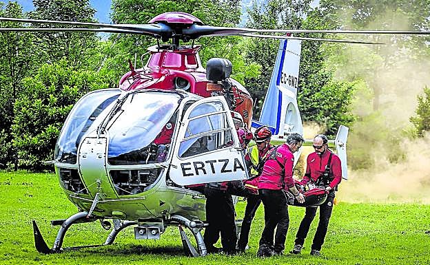 Miembros del grupo de montaña entrenándose con equipos y en técnicas de rápel en la base de la UVR de Iurreta. 