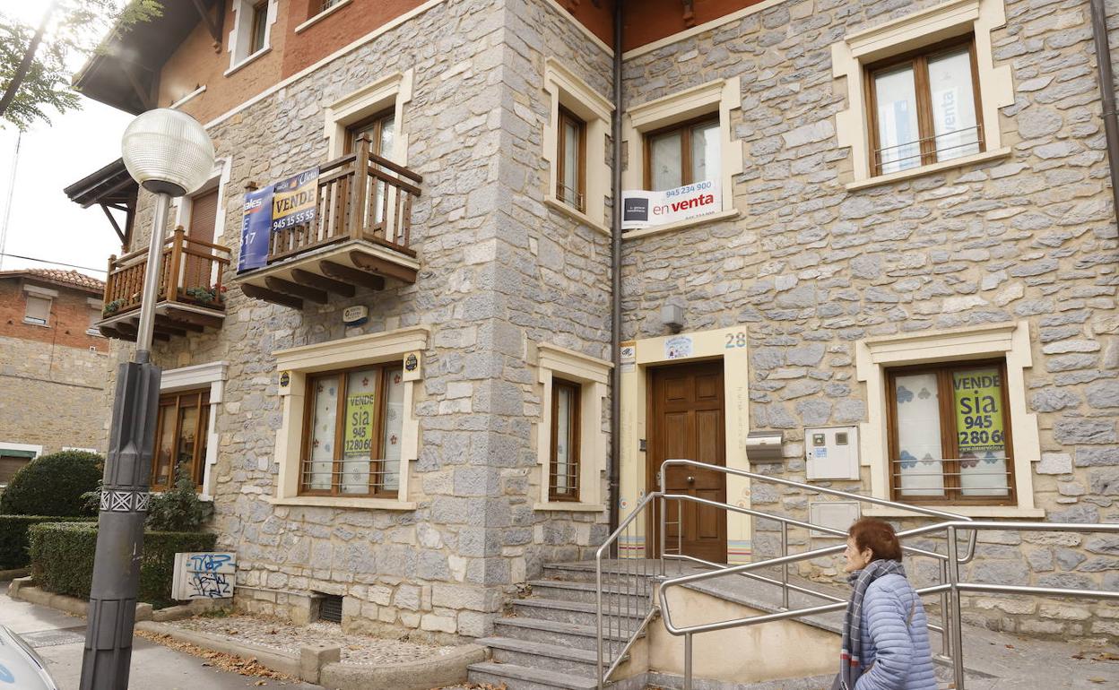 Carteles de 'se vende' en la escuela infantil Niños, ubicada en la Avenida Nuestra Señora de Estíbaliz.