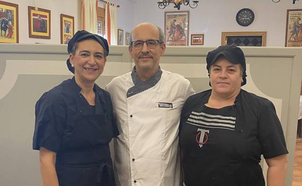 Rocío, Antonio y Encarni, el alma de la cocina del restaurante.