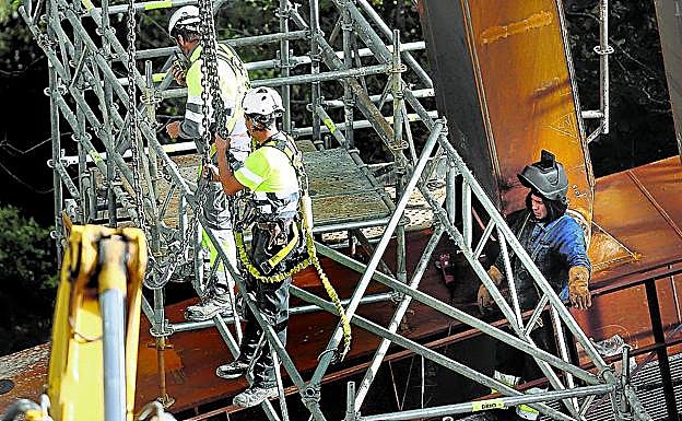 Tres operarios trabajan en uno de los puentes.