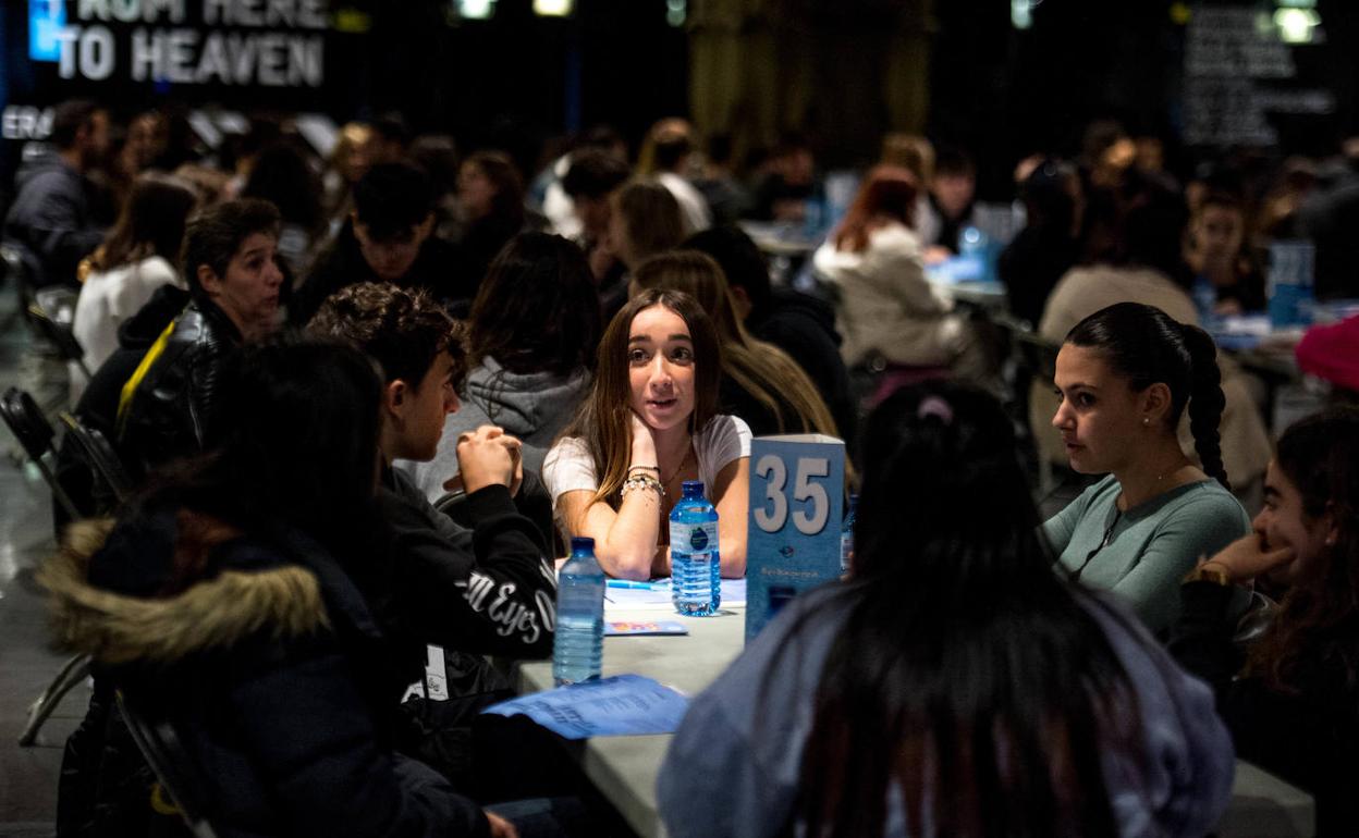 Varios jóvenes conversan en euskera en una de las mesas habilitadas en el Azkuna Zentroa. 