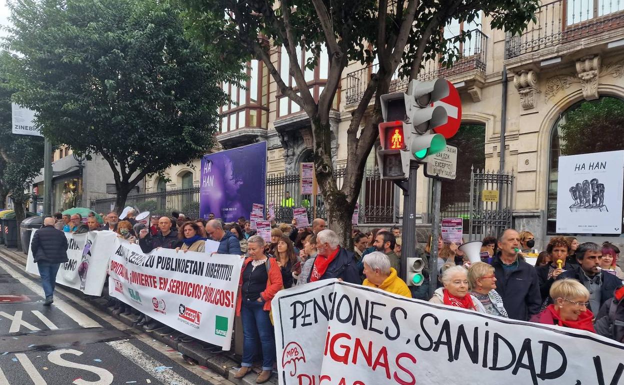 Concentración celebrada este miércoles a las puertas de las Juntas Generales. 