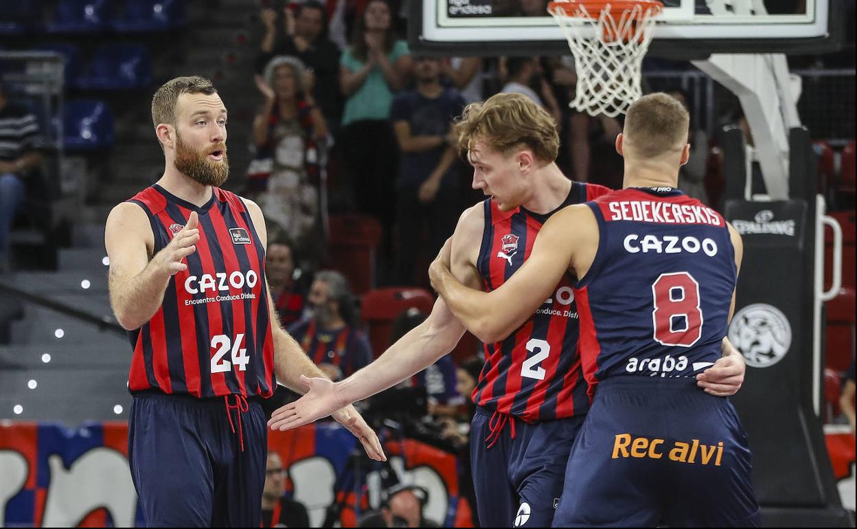 Costello se dispone a felicitar a Raieste y Sedekerskis.