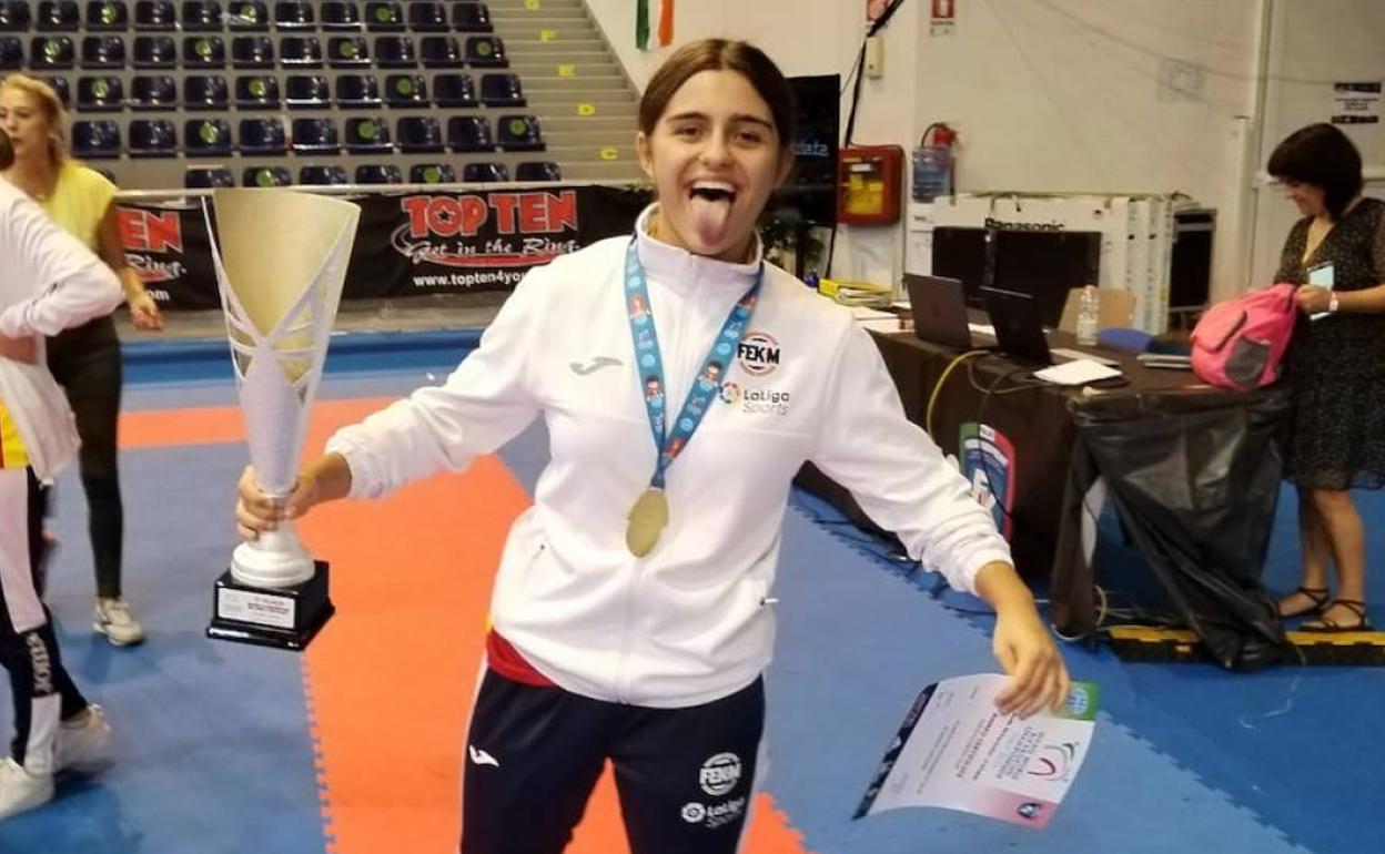 La luchadora vizcaína Izaro Blanco posa feliz tras lograr el título mundial hace unos días en Italia. 