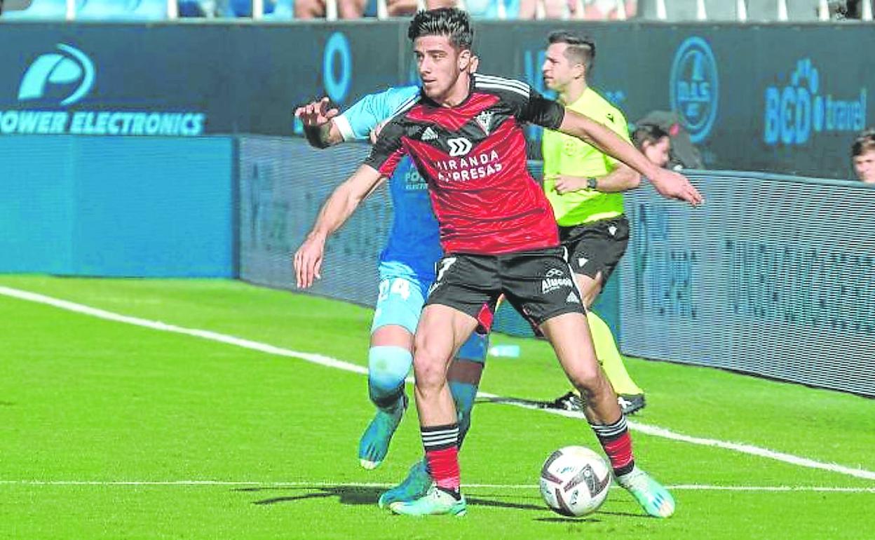 Nico Serrano jugó 74 minutos el domingo en Ibiza, hasta que se retiró con un problema en el pie derecho. 