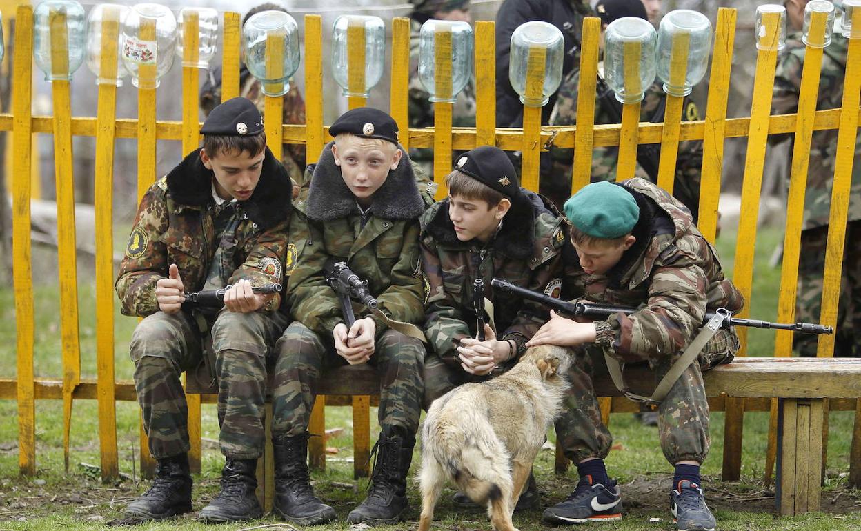 Imagen de 2014 de la Escuela General de Cadetes de Ermolov, en Rusia, donde los escolares rusos con notas más altas reciben formación militar como recompensa.